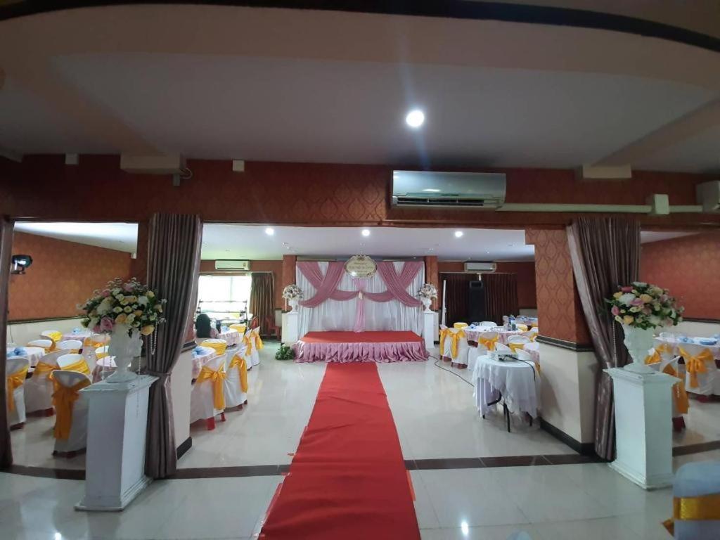 Le Parc Wangnang Hotel Фитсанулок Екстериор снимка