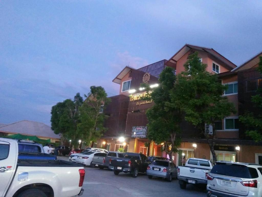 Le Parc Wangnang Hotel Фитсанулок Екстериор снимка