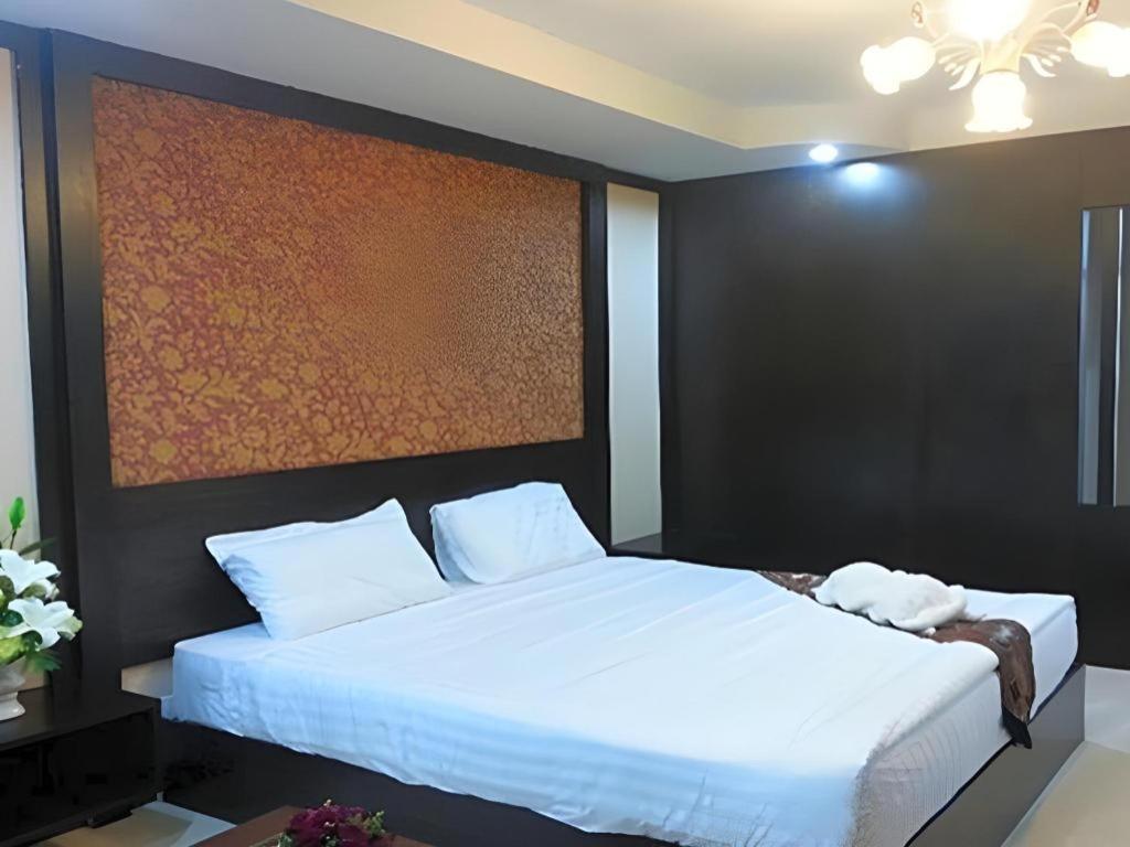 Le Parc Wangnang Hotel Фитсанулок Екстериор снимка