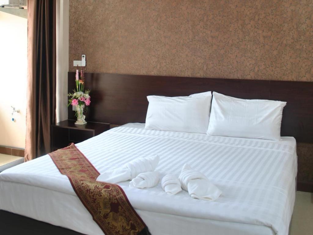 Le Parc Wangnang Hotel Фитсанулок Екстериор снимка
