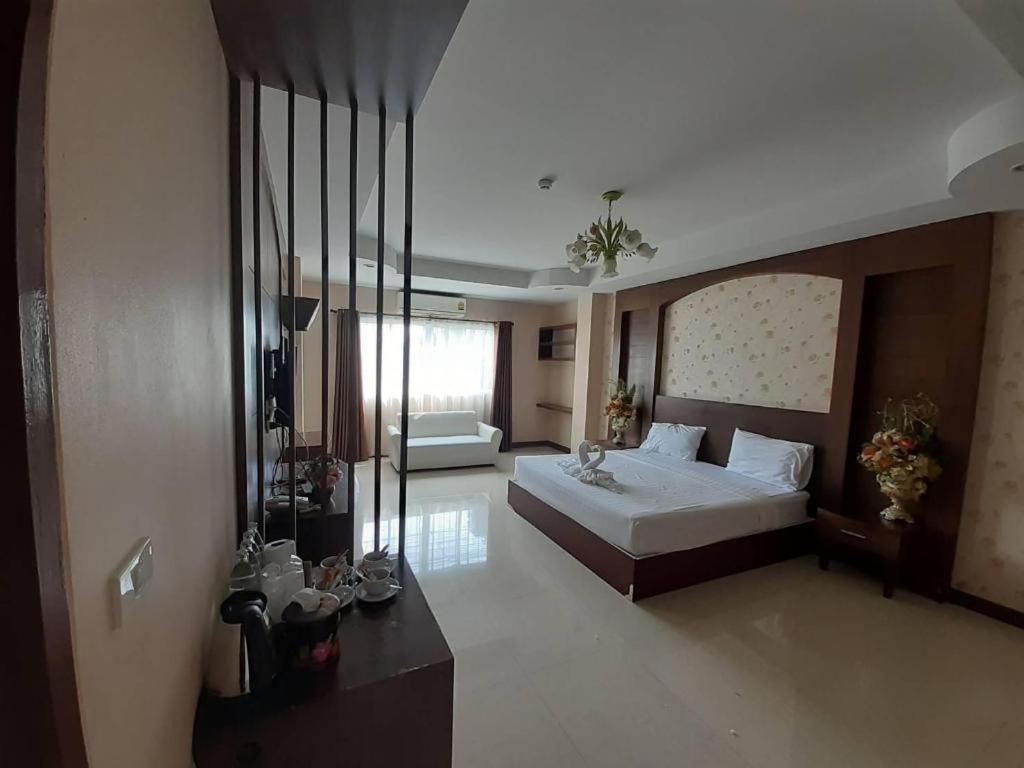 Le Parc Wangnang Hotel Фитсанулок Екстериор снимка