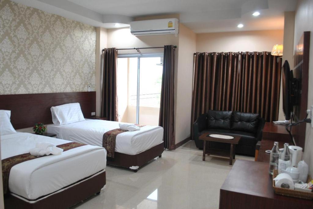 Le Parc Wangnang Hotel Фитсанулок Екстериор снимка