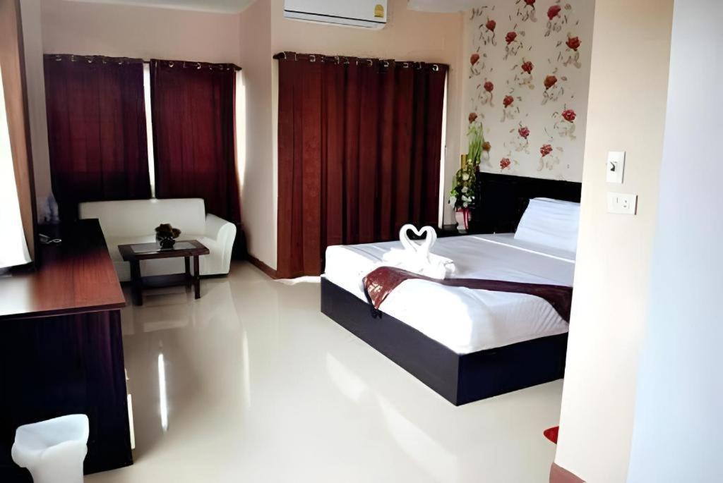 Le Parc Wangnang Hotel Фитсанулок Екстериор снимка