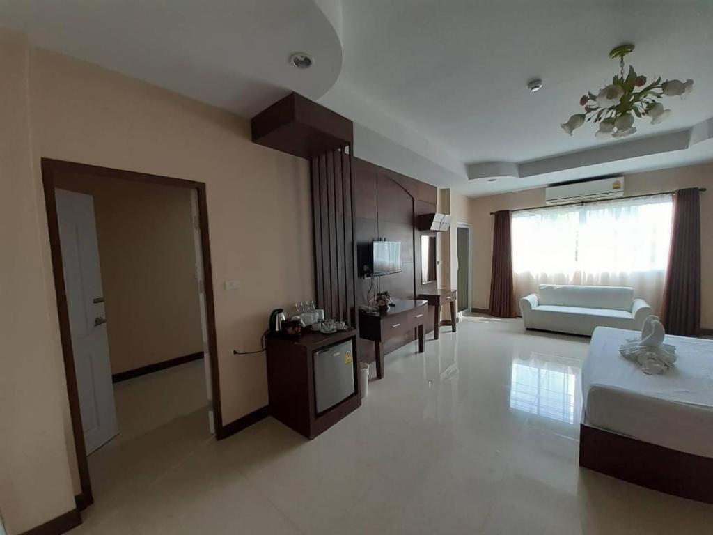 Le Parc Wangnang Hotel Фитсанулок Екстериор снимка