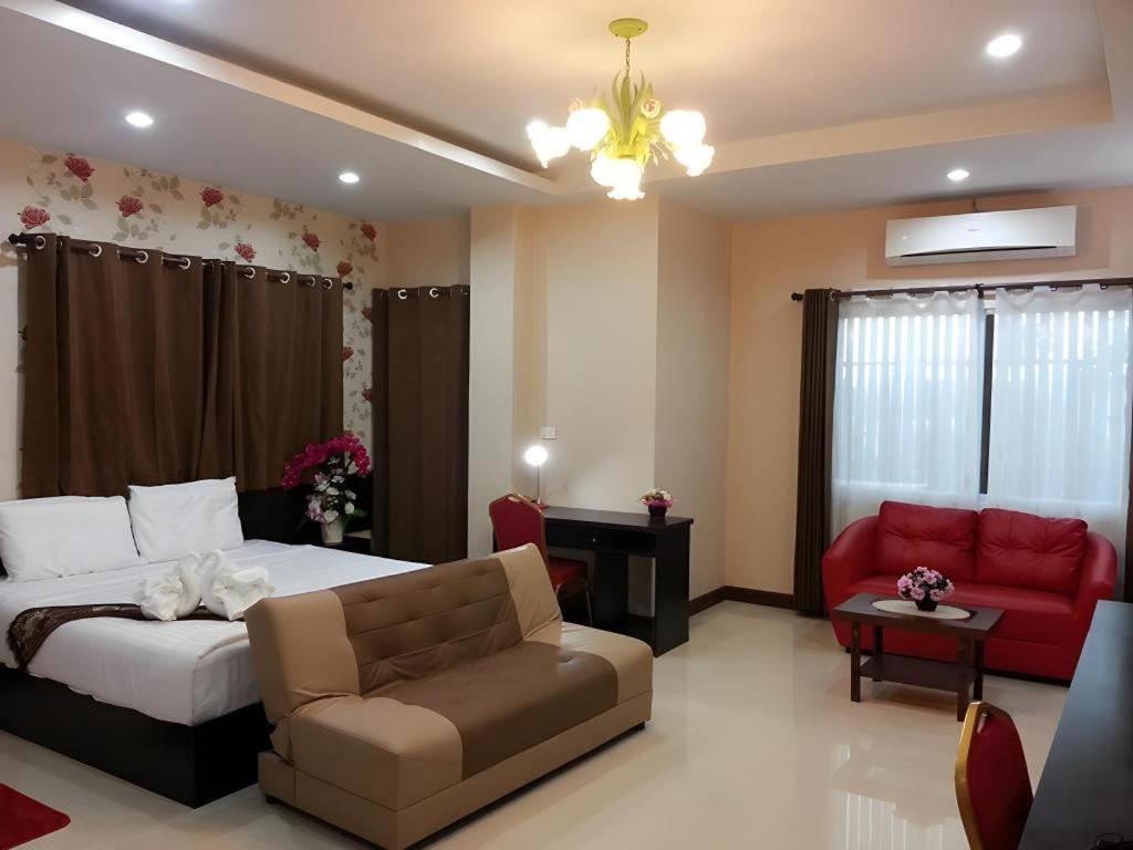 Le Parc Wangnang Hotel Фитсанулок Екстериор снимка