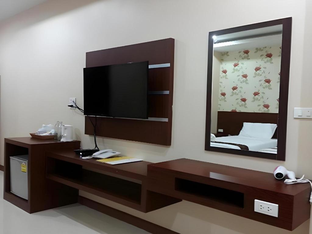 Le Parc Wangnang Hotel Фитсанулок Екстериор снимка