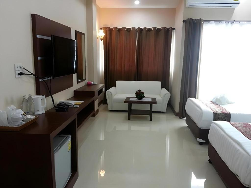 Le Parc Wangnang Hotel Фитсанулок Екстериор снимка